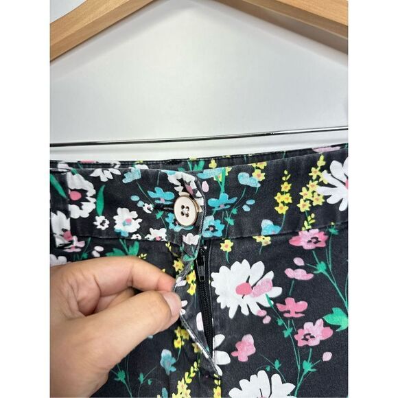 Crown & Ivy Shorts Womens Scalloped Black Floral Size 4‎ - Picture 7 of 9